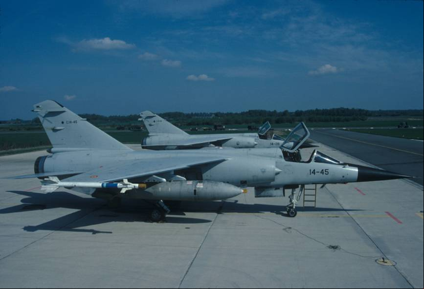 Inicialmente los "Mirage F1M" fueron pintados en gris, con el morro en negro, como el C.14-45/14-45. Despu