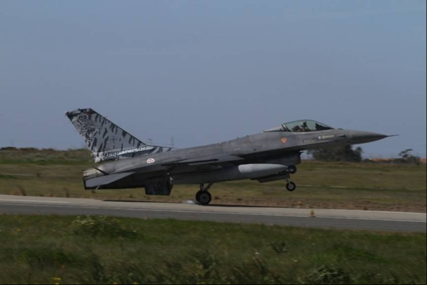 Uno de los 12 cazabombarderos F-16AM de la FAP que han participado en el RT15. (Julio Maiz, Copyright defensa.com)