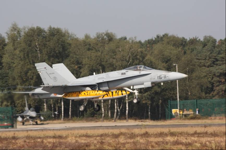 Uno de los EF-18A (M) del Ala 15 despegando con sus dep