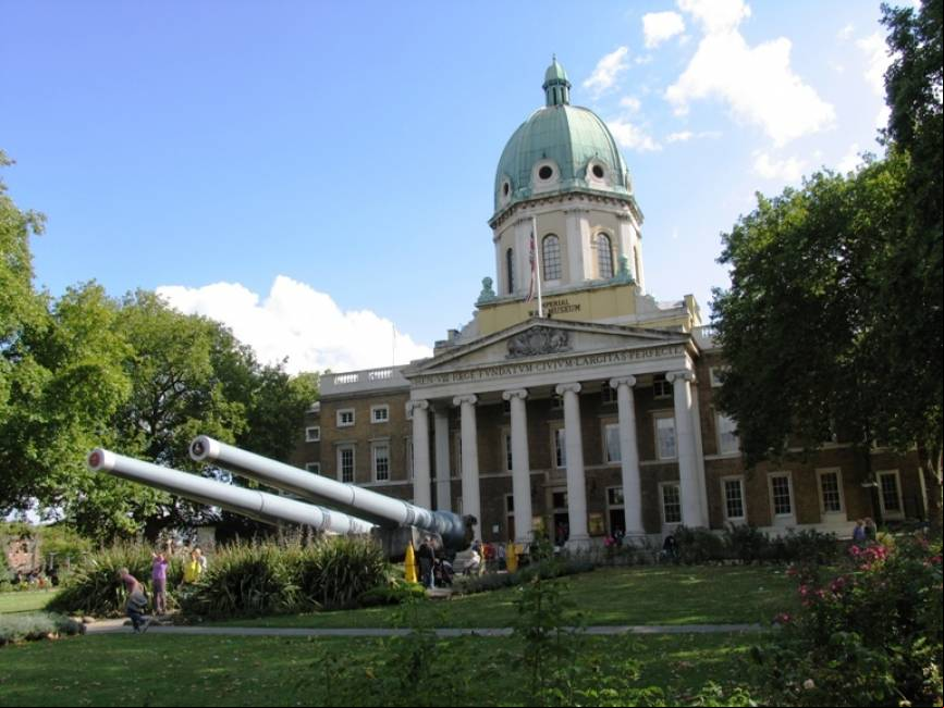 Imponente fachada del Imperial War Museum de Londres. (Antonio Ros Pau, copyright defensa.com)