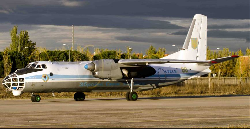 Un Antonov An-30B ucraniano rodando en la Base A