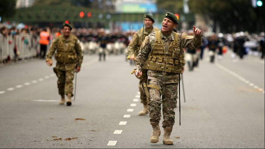 Los militares tuvieron su reconocimiento en este caso el Coronel VGM Salaberry quien fuera un joven oficial en la contienda saluda a la multitud, IGWAITH/ZONA MILITAR
