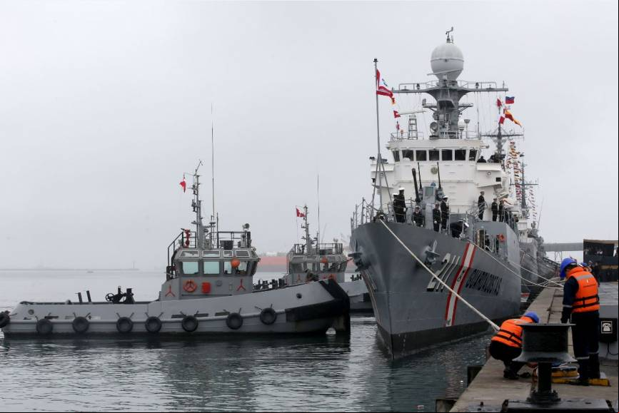 BAP Ferre (PM-211) acoderando, asistido por el Remolcador BAP Selendon (ARB-124), en la Base Naval del Callao. (Alejo Marchessini, copyright defensa.com)