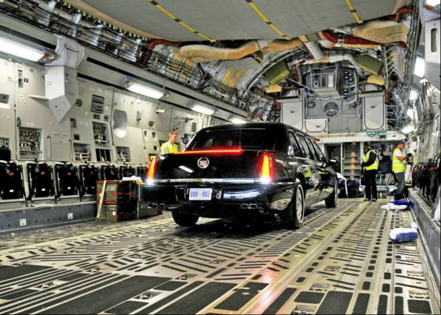 Uno de los Cadillac DTS modificados usados como Limusina presidencial, que son pre-posicionados a bordo de los transportes de la USAF, como en este C-17A. Foto USAF