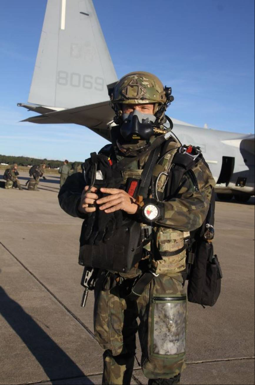 Un miembro de la RCAV listo para un salto HAHO. Lleva puesta la m
