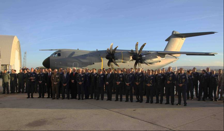 Zaragoza, Foto de grupo, encabezados por el Secretario de Estado y el JEMA, frente el A400M en Zaragoza.