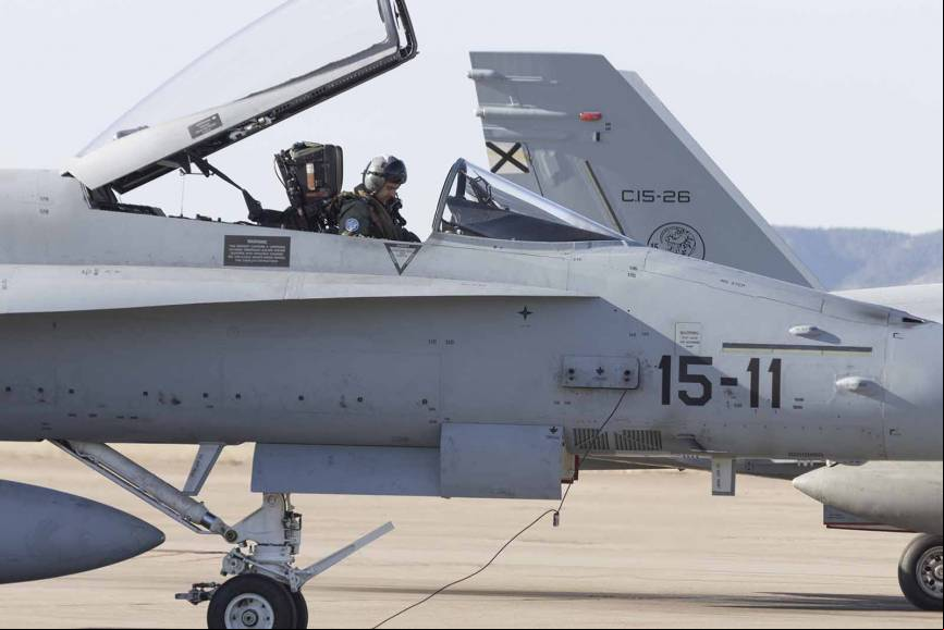 Un piloto del Ala 15 ya en la cabina de su EF-18M listo para despegar para