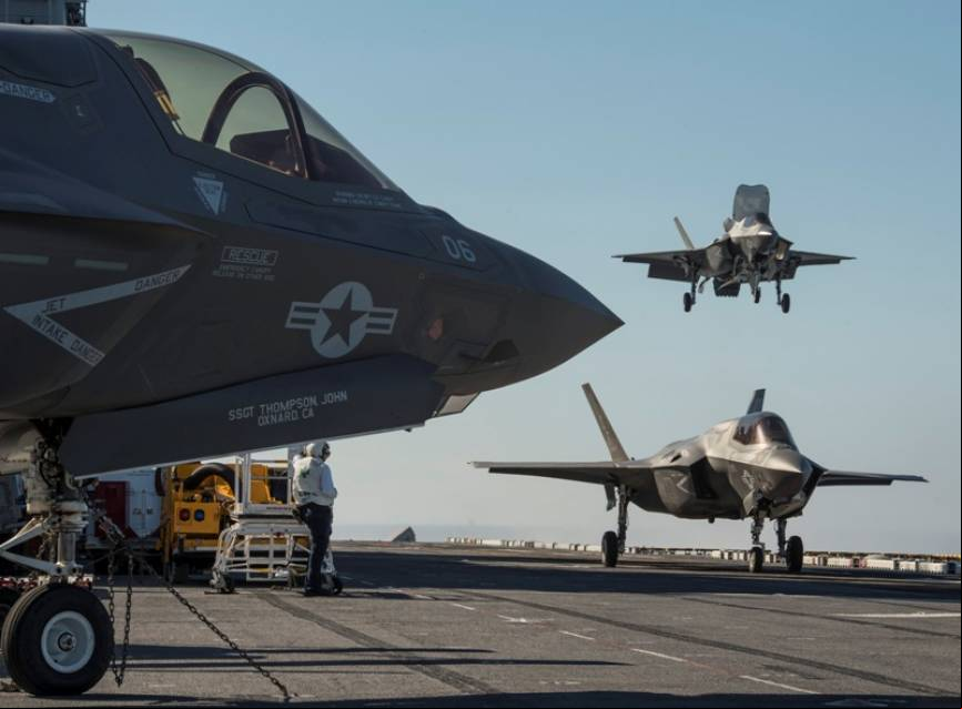 Dos F-35B de los Marines aterrizando en el LHD USS