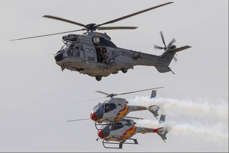 Pasada final de un Super Puma en formaci