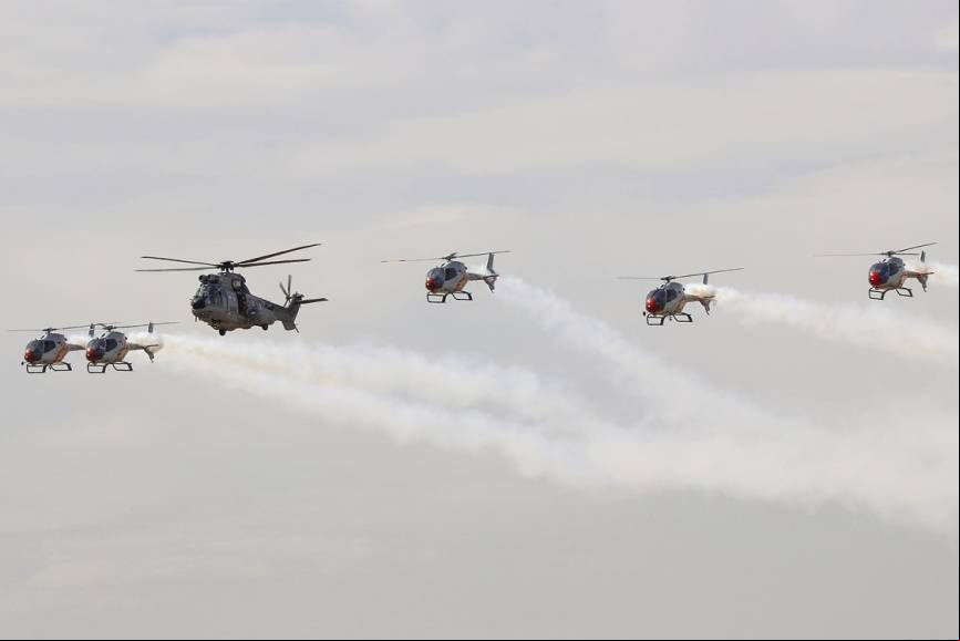 Otra imagen de la pasada final del "Super Puma" del 803 Escuadr