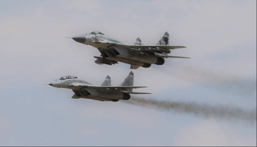 Un MiG-29SMP y un MiG-29UBP en un pasaje a baja altura sobre la Base Aerea Coronel FAP Pedro Ruiz Gallo (Chiclayo).