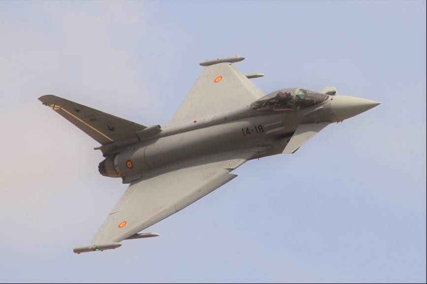 2- Uno de los Eurofighter del Ala 14 realiz