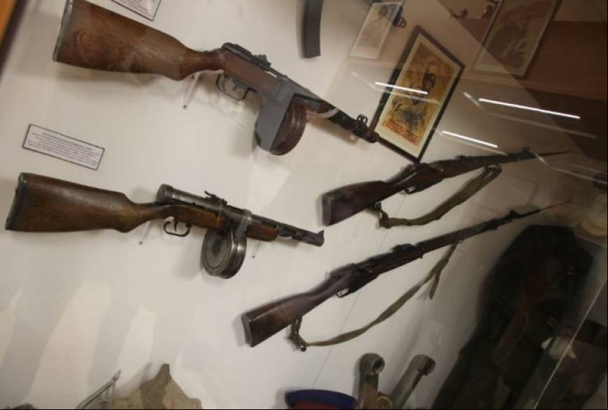 Panoplia de armamento ruso: subfusiles PPD-40, abajo a la izquierda; arriba se ve el PPSh-1941; y, a la derecha, 2 variantes del arma de cerrojo Mosin-Nagant.