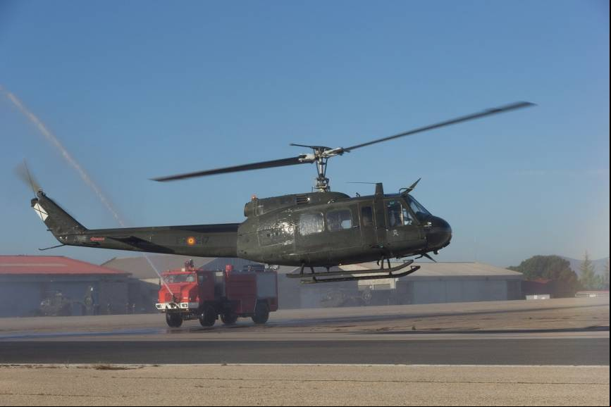 Tras pasar por el arco de agua, el Bell UH-1H quedo empapado.
