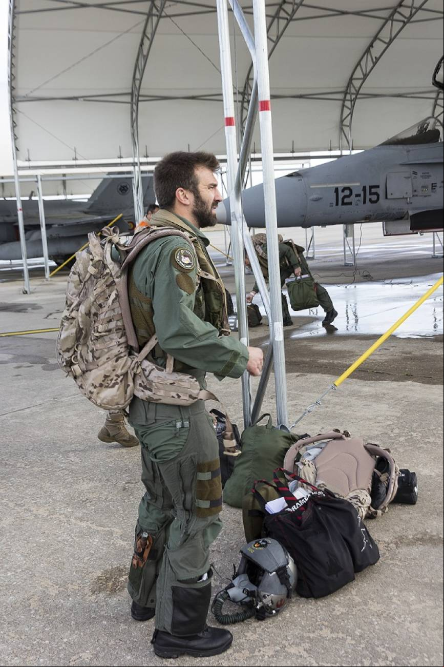 Uno de los pilotos del Ala 12, y su abultado equipaje, listo para partir camino de Lituania.