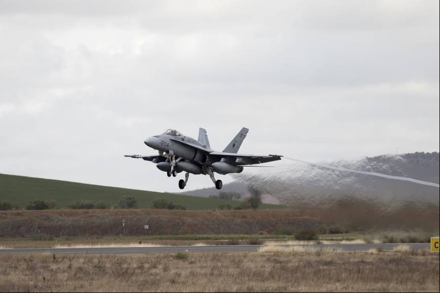 Uno de los EF-18 despegando camino de Lituania.