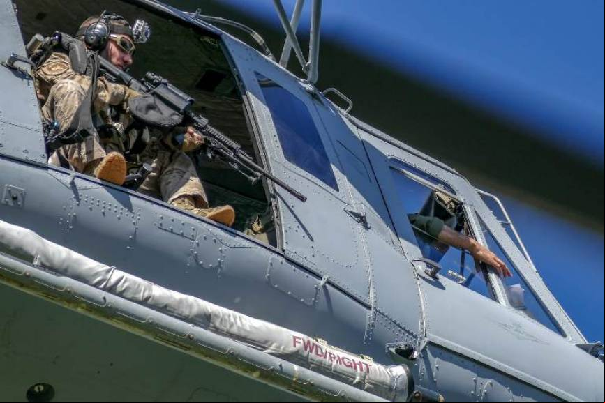 Un infante de Marina apoya desde el helic