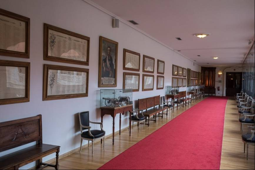 Aunque mucha gente lo desconoce por ser una academia en activo, estos museos son visitables previa solicitud en el correo "visitaacademiadeartilleria@mde.es" (al menos con una antelaci