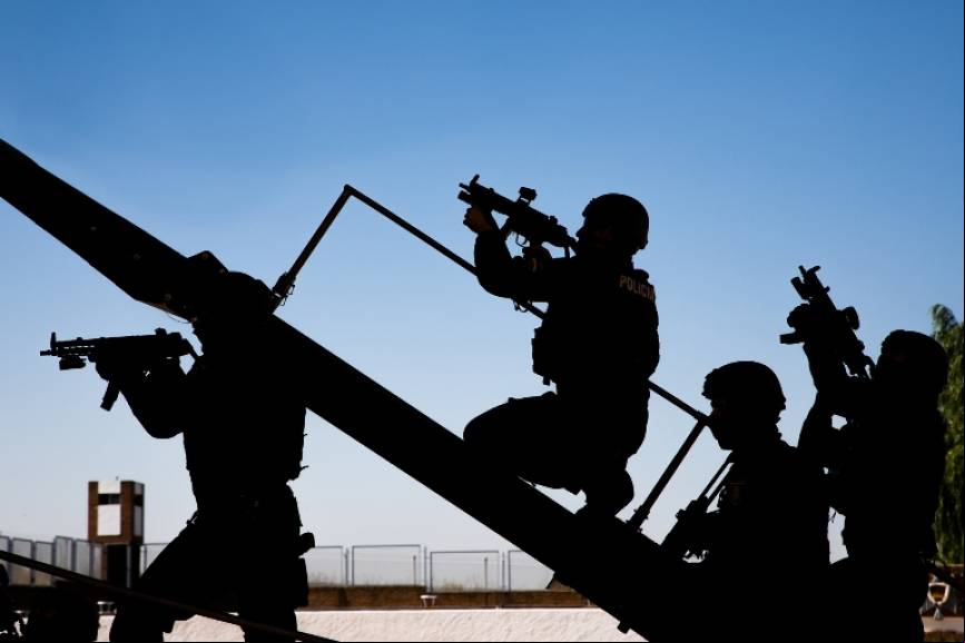 El comando operativo, conformado por 5 hombres, es la unidad b