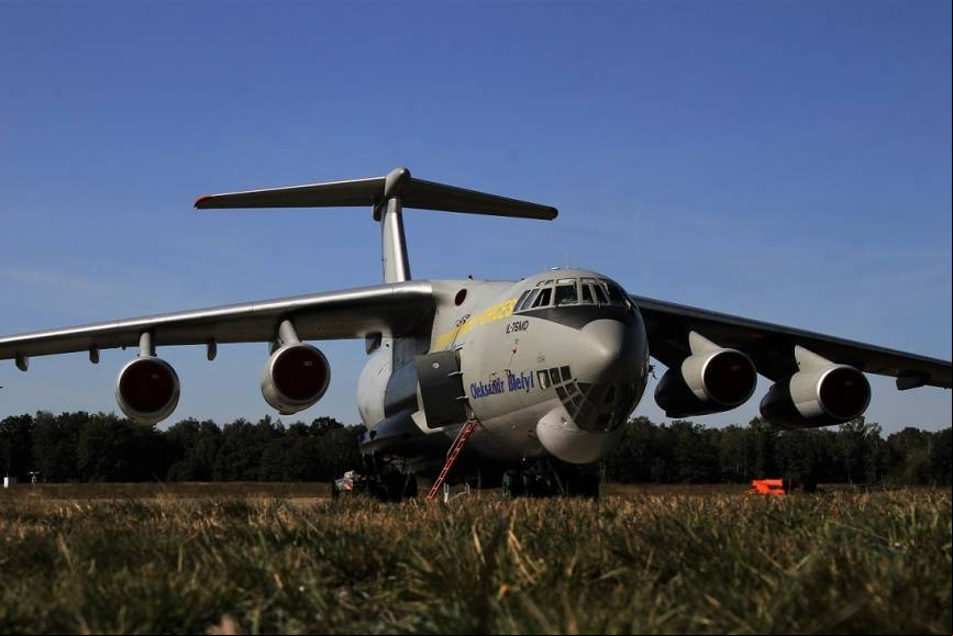 El transporte Ilyushin IL-76 ucraniano que transporte el personal de apoyo y el material necesario para operar el cazabombardero Su-27.