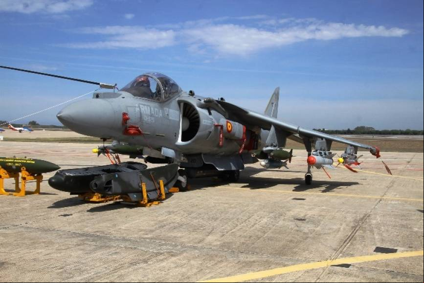 El AV-8B Plus puede llevar una amplia variedad de armamento aire-aire y aire-suelo. (foto: Julio Ma