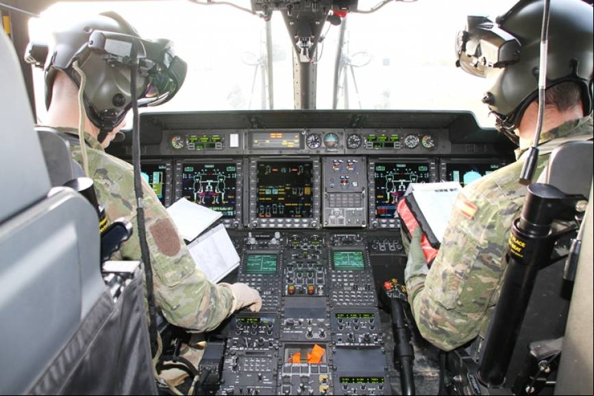 Dos militares, oficiales o suboficiales, se encargan del control y de la gesti