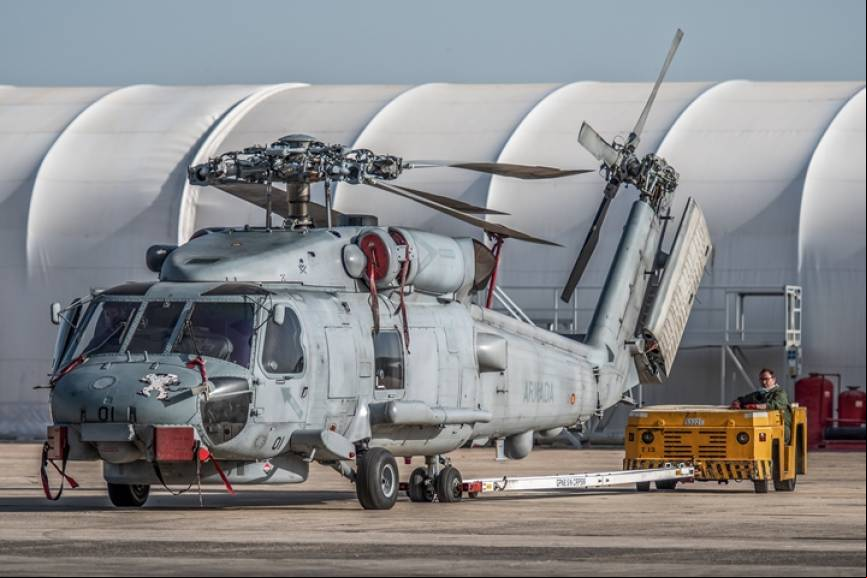 El SH-60B puede plegar las palas del rotor principal, freno del rotor principal, y el rotor de cola.