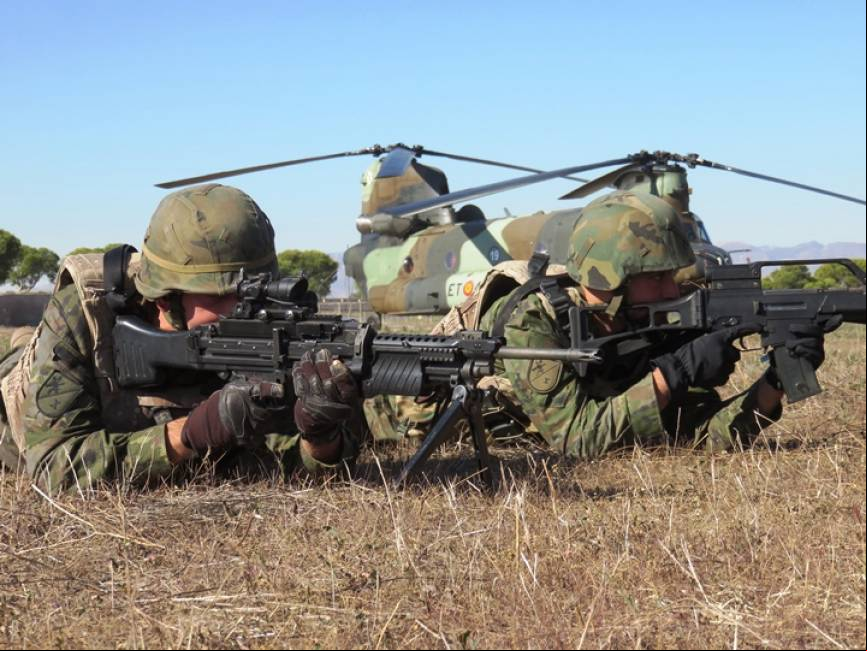 El personal de los pelotones legionarios dispone de fusiles G36E y opera con ametralladoras ligeras MG4, ambos del 5,56x45 mm. y originarios de Heckler & Koch