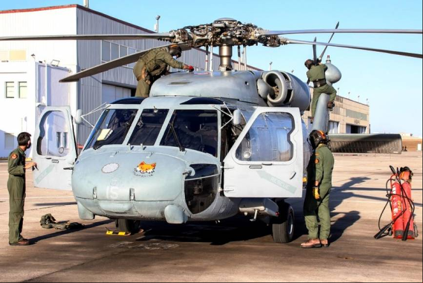 Personal de la Quinta Escuadrilla preparando un SH-60F para una nueva misi
