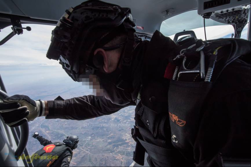 Luz verde!!!, el jefe de salto va indicando a cada operativo para que vaya saltando en peque