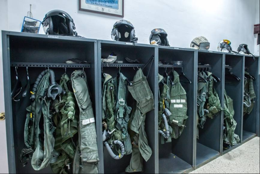 En la imagen vemos las taquillas de los pilotos de la Novena Escuadrilla, donde guardan el casco de vuelo, la m