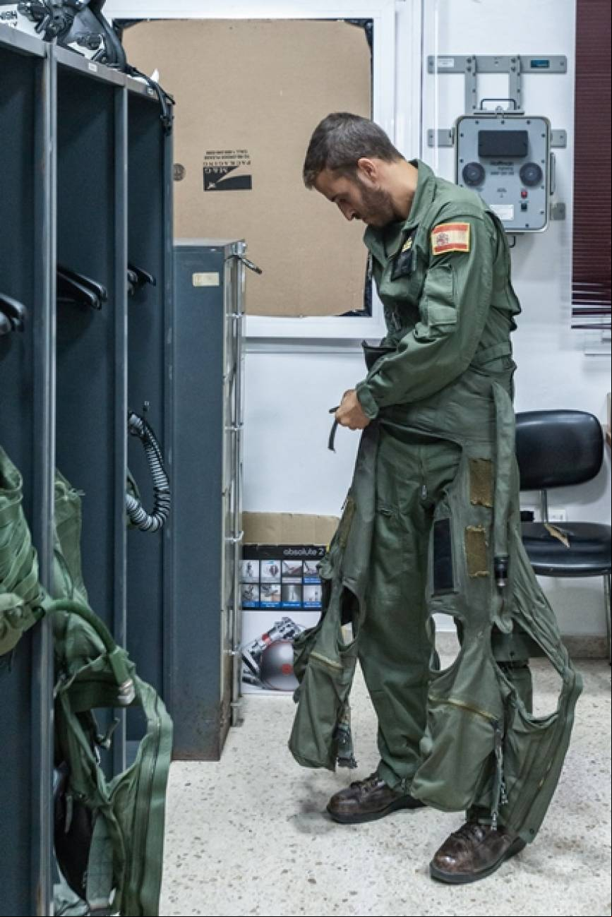 El CSU-13P se empieza a colocar por la cintura. Los