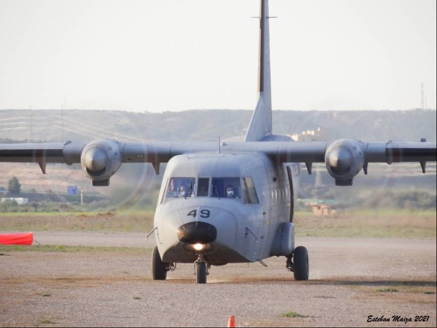 El Aviocar rodando hacia la cabecera de la pista para iniciar la maniobra de despegue tras haber recogido a los paracaidistas que previamente lanz