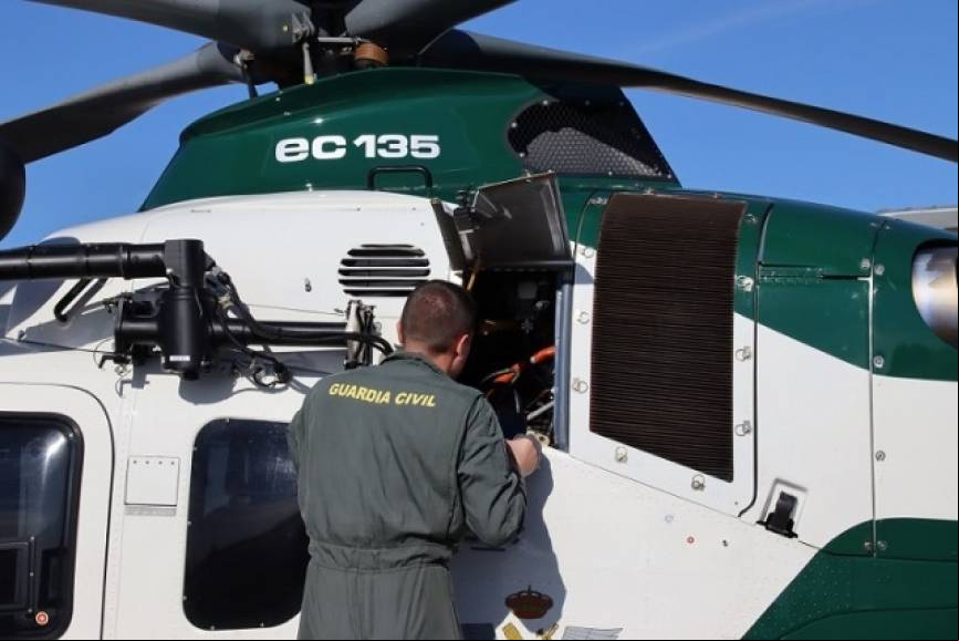 Un tripulante de un H135 realizando la revisi
