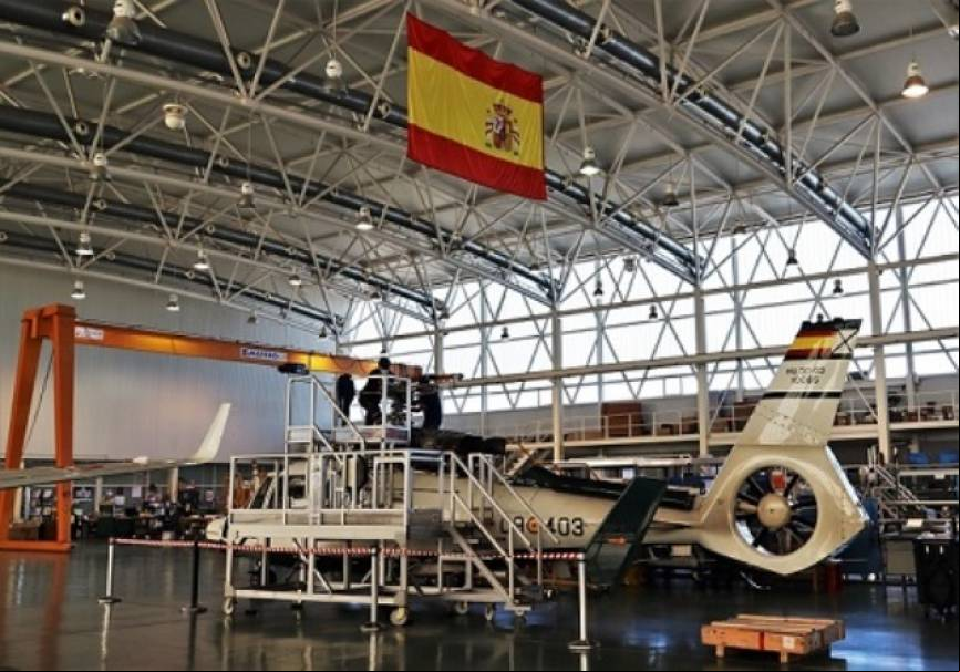 Interior del gran hangar con el que cuenta el SAER en sus principales instalaciones sitas en la base a