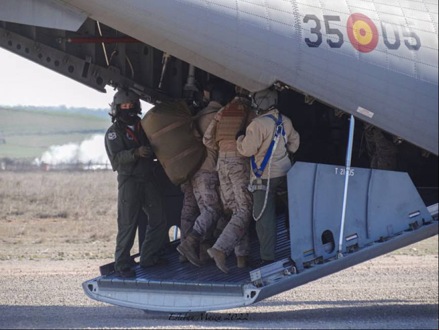 Dos loaster del Ala 35 ayudan a embarcar en un C-295 a una patrulla de paracaidistas del EADA despu