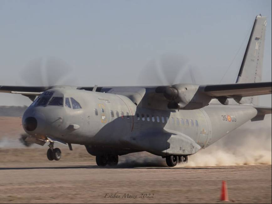 Un C-295 en carrera de despegue a toda velocidad para abandonar el aer