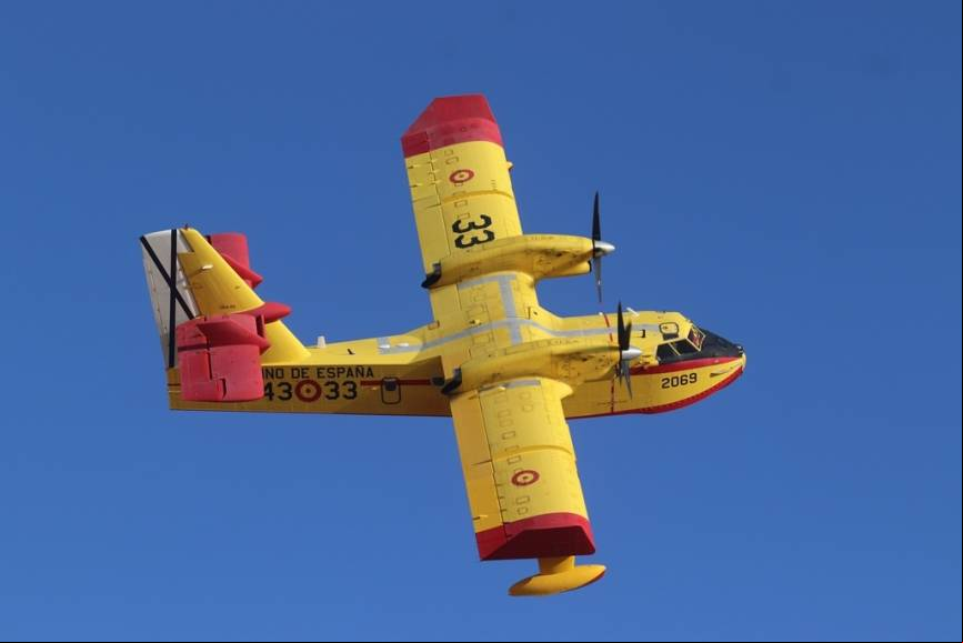 Un apagafuegos Bombardier CL-415. (Julio Ma