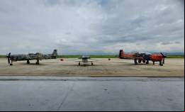 Dos aeronaves de entrenamiento b