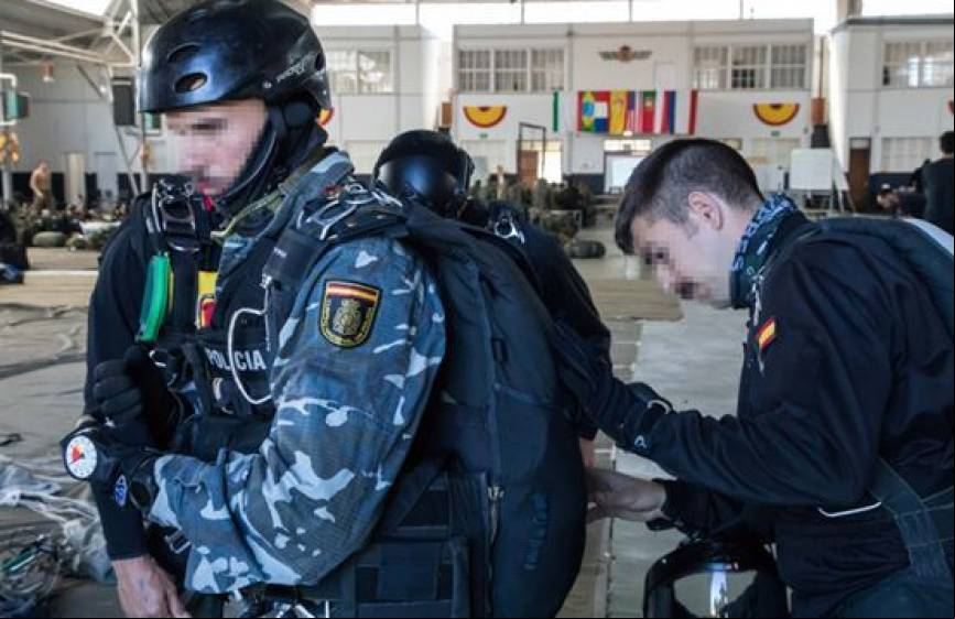 Estos nuevos uniformes vienen a sustituir los ya anticuados uniformes de camuflaje utilizados por el grupo para entrenar, actos protocolarios y situaciones en las que deben ser identificados y diferenciados del reto de agentes del CNP