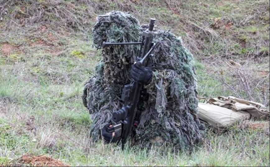 Tirador selecto vistiendo un traje ghillie