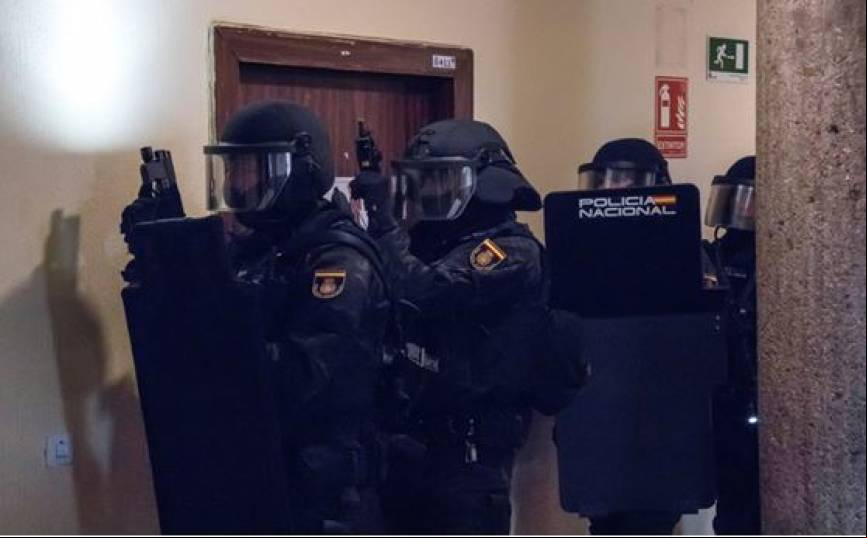 Equipo del GEO realizando entrenamientos de utilizacion de escudos vistiendo los nuevos uniformes.