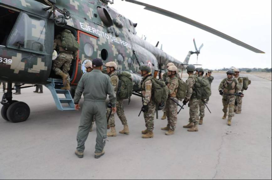Uno de los Helicopteros de Transporte y Combate Mi-17-1B de la Aviacion del Ejercito que se encargo de trasladar a efectivos de la 1ra. Brigada de Fuerzas Especiales a los sectores bloqueados de la carretera.
