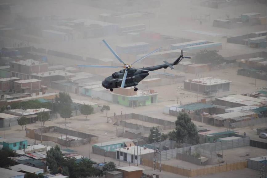Un Mi-171Sh Hip H de la Fuerza Aerea del Peru sobrevolando el sector de Barrio Chino en la Panamericana Sur, a la altura del km. 263.