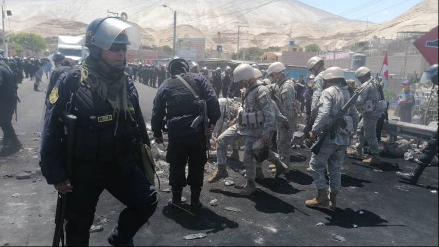 La Policia Nacional, apoyada por la III Division de Ejercito, desbloqueando el puente Caman