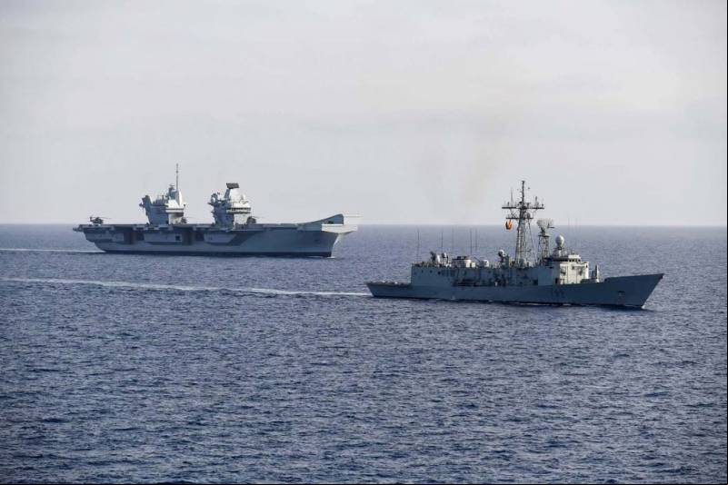 El Prince of Wales (R09) junto a la fragata Victoria (F82) de la Armada espa
