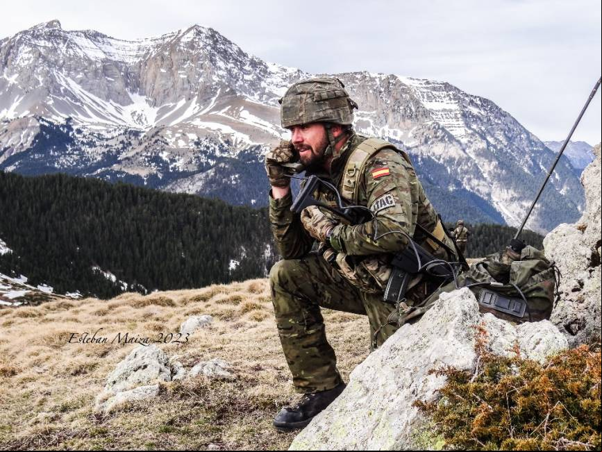 Un JTAC transmitiendo coordenadas de ataque por radio a los helic