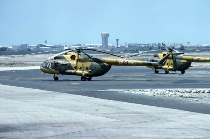 Dos Mi-8T Hip C en el Aeropuerto Internacional