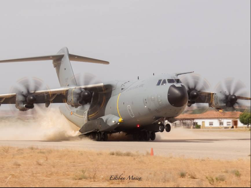 Un A-400M tomando tierra con fuerza en una pista de tierra durante una de sus primeras sesiones de tomas de m