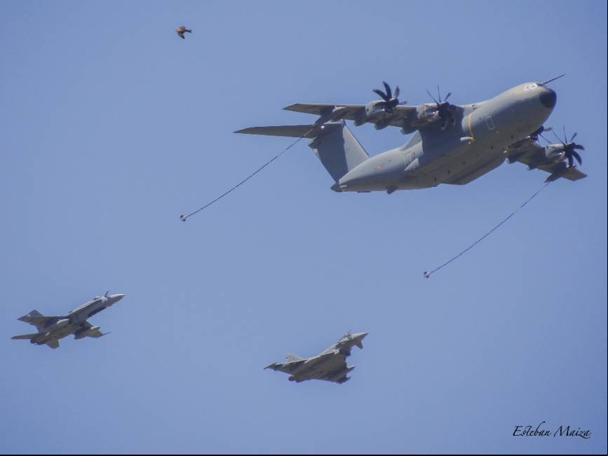 Un TK.23 volando con un EF-18 y un Eurofighter simulando una operaci